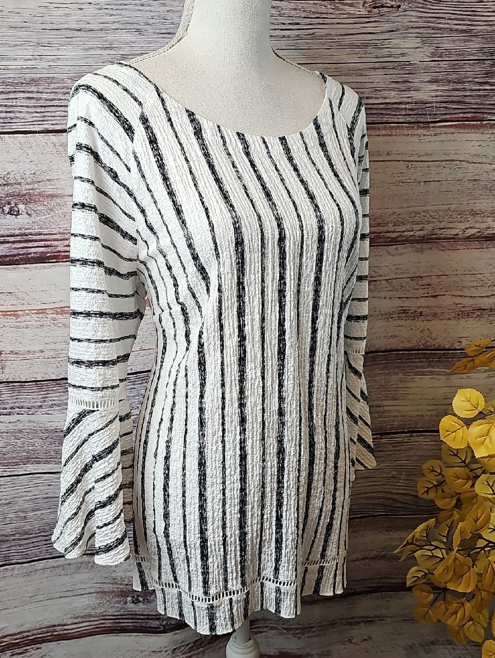 NEW JM COLLECTION TEXTURED 3/4 BELL SLEEVE PULLOVER TUNIC TOP